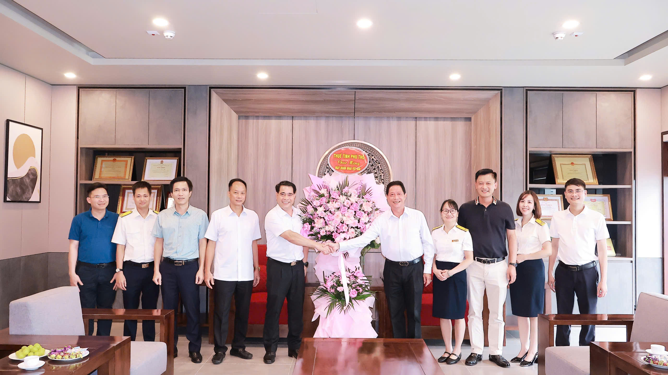 Đại diện cơ quan Thuế tỉnh Phú Thọ thăm và chúc mừng Vinasteel nhân Ngày Doanh nhân Việt Nam 13/10